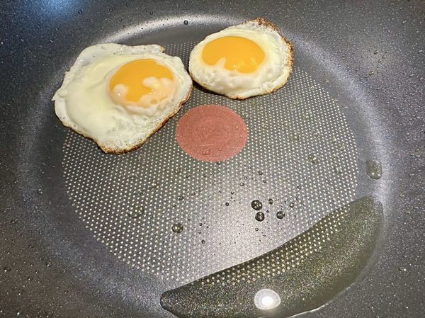 ●洗菜時把順雞蛋洗過，鍋小火先加1大匙油鍋熱煎蛋，蛋是配菜若不喜歡也可換其他食材。