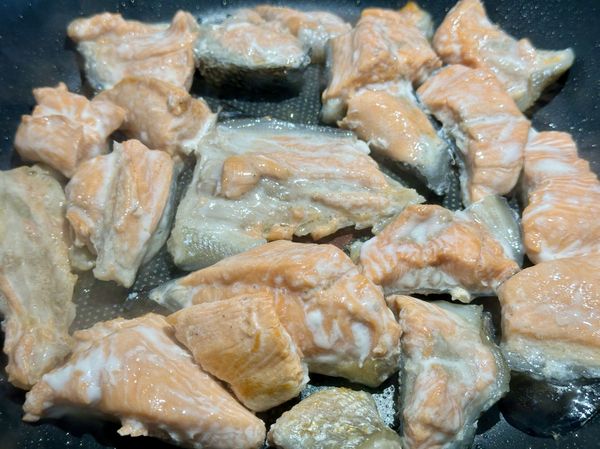 ●蓋鍋煎至從透明鍋蓋看到鮭魚肉變色。