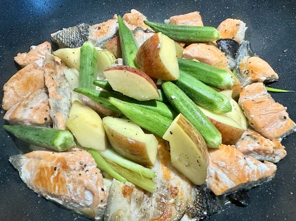 ●聞到蔥蒜香氣後把鮮蔬(蘋果塊及秋葵)加進來拌炒，蘋果經加熱會聞到蘋果香甜氣味，鮭魚塊可先夾出，再把蘋果塊盛盤，最後再把秋葵也盛盤。