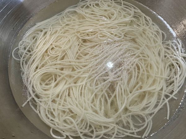 ●煮好的麵條撈出，泡在冷開水裡這樣麵條口感Q彈。