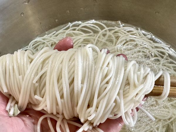 ●之前用料裡長筷捲過麵線，今天用同樣手法捲細麵，細麵比麵線硬也有重量，捲得很醜不美，再多做幾次繼續練習。
※想參考麵線捲的毛毛蟲造型可以看這篇分享
https://icook.tw/recipes/479886