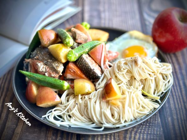 最後，把步驟10的高湯淋在細麵上，蘋果的脆甜搭配鮭魚，滋味好也有飽足感，喜歡，材料都很方便買可以試試。