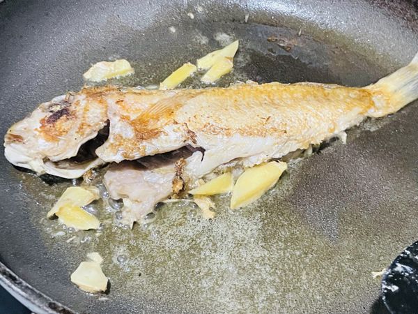 翻面後不動，過幾分鐘再放入薑片