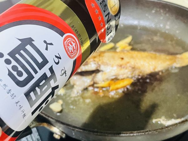 兩面熟後，最後我才加入醬油跟烏醋淋在魚身上，翻另一面再淋上一些後，要趕快關火，避免變焦黑