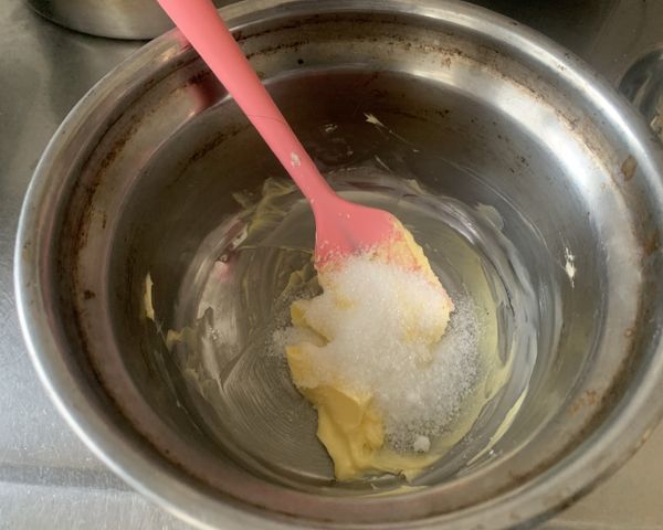 將無鹽奶油與砂糖攪拌均勻至柔滑