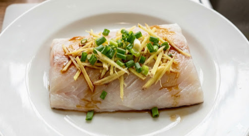 1.將解凍好的鱈魚片洗淨，並用廚房紙巾擦乾水分。

2.在魚身上均勻鋪上切好的薑絲和蔥花（蔥白部分）。

3.淋上 1 大匙米酒和 1 大匙蒸魚醬油。