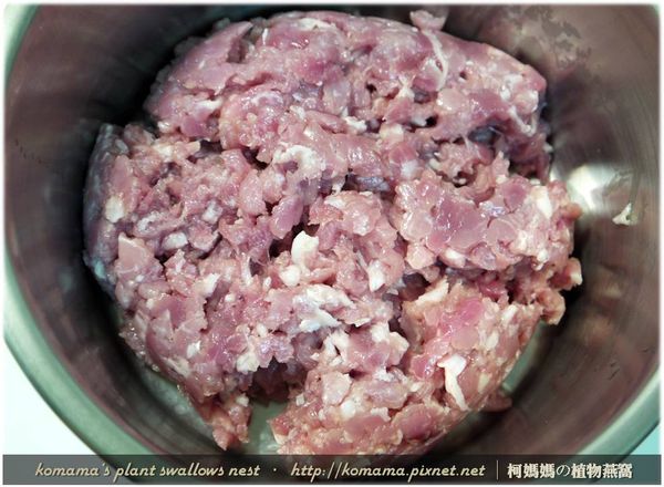 取一鍋具，先放入豬絞肉。