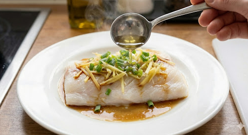 1.在魚身上撒上剩餘的蔥花（蔥綠部分）。

2.快速、健康的料理出爐了！🌿