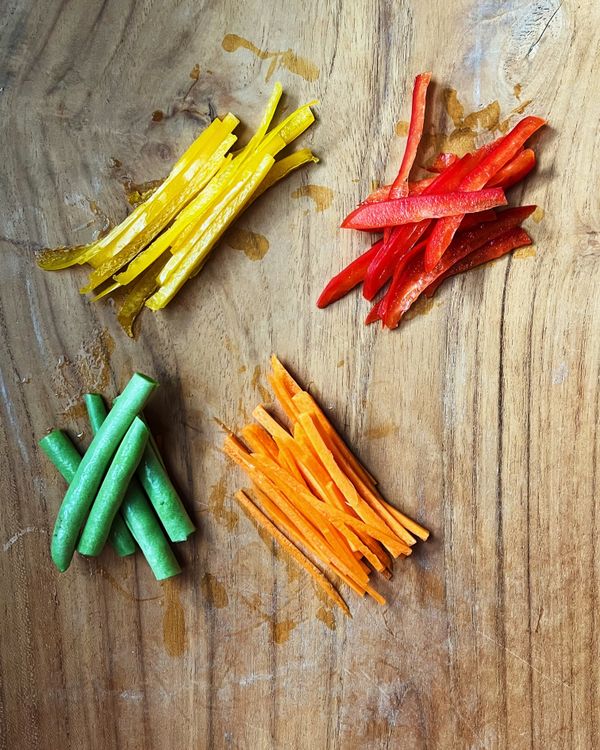 將培根對切、紅甜椒切絲、黃甜椒切絲、紅蘿蔔切絲、四季豆對切