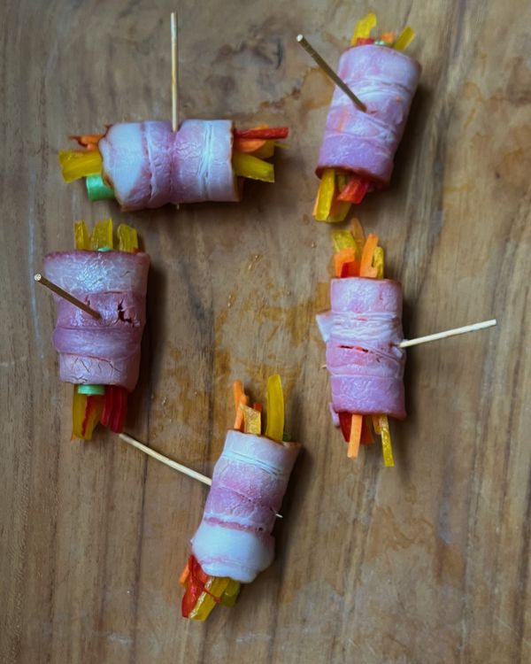 將培根捲入蔬菜絲，使用牙籤固定。