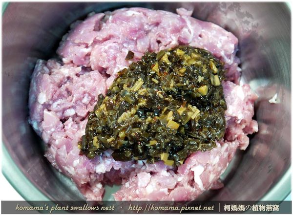 將已剁碎的黑木耳菇菇醬，倒入至絞肉中。