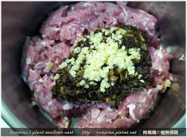 將已剁碎的蒜頭，也放入至鍋具中。