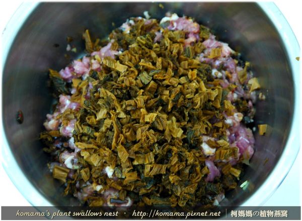 最後放入梅干菜，再添加醬油、米酒、胡椒粉等醬料來調味。