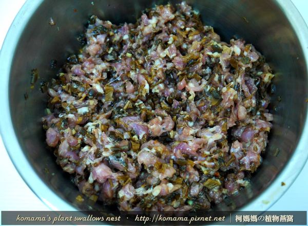 將所有食材充分地攪拌均勻，讓食材皆能夠相互入味。