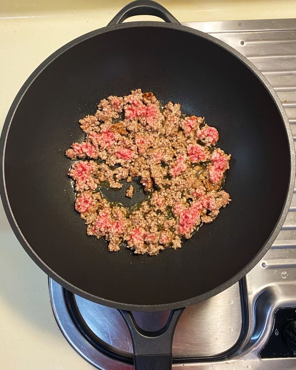 將牛絞肉放入鍋中，加入橄欖油，以中火煎至焦香。