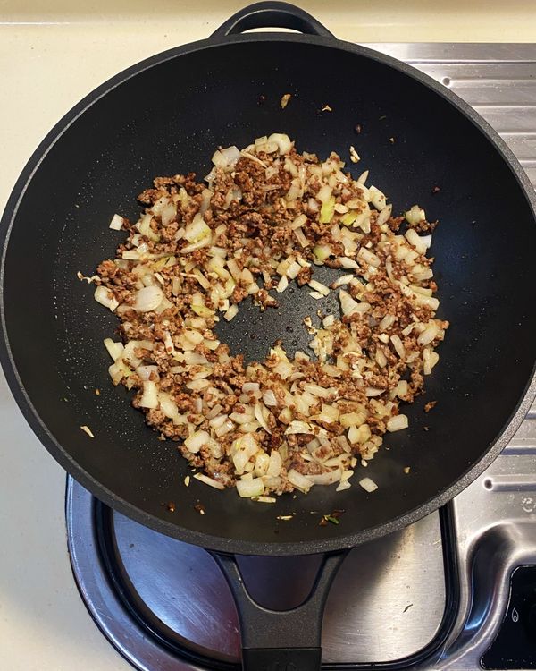 接著洋蔥、大蒜與迷迭香末炒香。