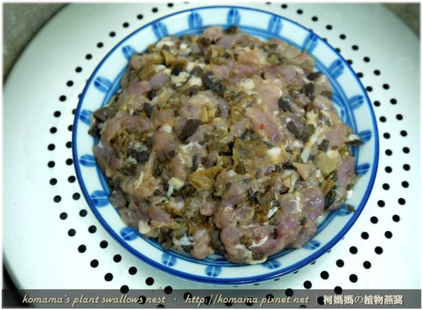 最後將所有食材放入碗盤中，用電鍋蒸煮20分鍾即可。