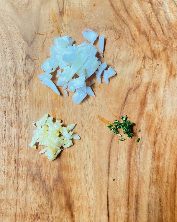 先將洋蔥、大蒜與迷迭香葉切末備用。