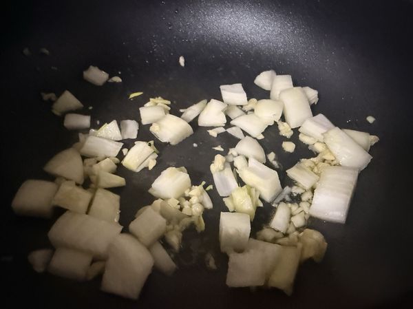 接著炒洋蔥片，炒到變色。