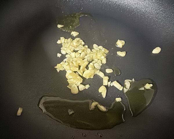 炒蒜末。