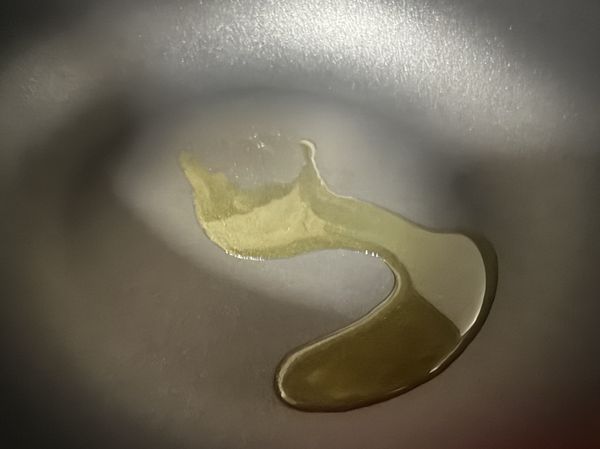 先倒橄欖油。