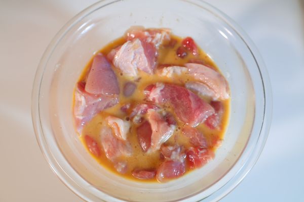 雞腿肉切丁後用醃料抓醃，於冷藏下醃30分鐘。