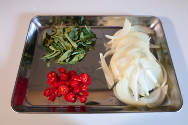洋蔥切絲，辣椒切圈備用。