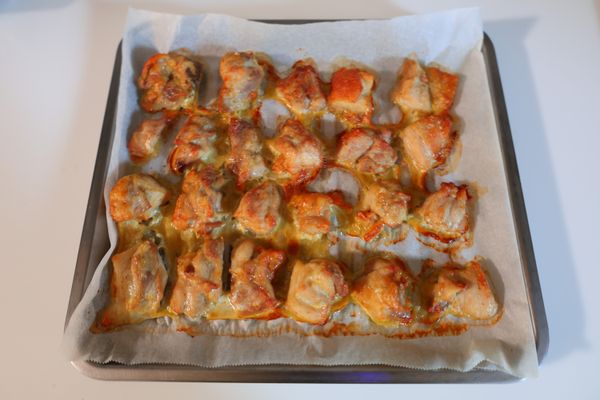 醃好的雞腿肉放在烘焙紙上，180度C氣炸16分鐘後，繼續用200度C氣炸3分鐘。