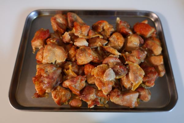 氣炸好後，因為裹的是溼性麵衣，有點黏在一起是正常的，用筷子挑掉即可。