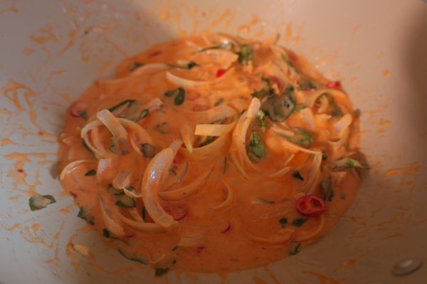 放入醬汁，拌炒均勻，煮滾。