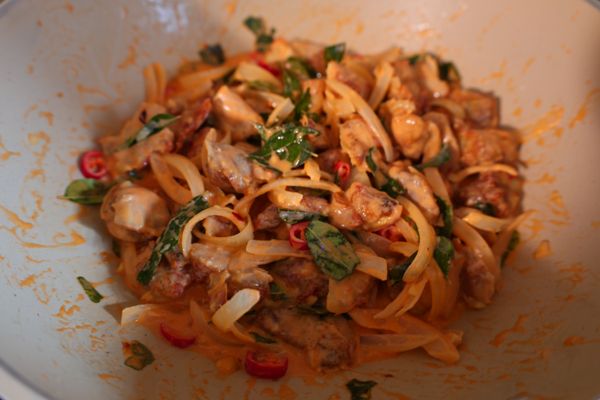 放入氣炸好的雞腿肉，拌炒裹上一層醬汁即完成。