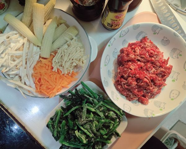 備料：
1. 冬粉泡溫水半小時
2. 牛肉片抓醃備用，蒜頭切末
3. 玉米筍斜切成一口大小、豆包切條狀
4. 杏鮑菇手撕成條狀、紅蘿蔔剉成籤