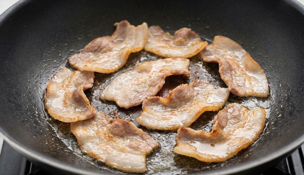 1.嫩豆腐切塊備用。

2.熱鍋不加油，放入五花肉片中火乾煸約3分鐘，至
   逼出油脂，先將肉片盛出。

3.肉片推到鍋邊，利用鍋底的油爆香薑片和蔥白段。