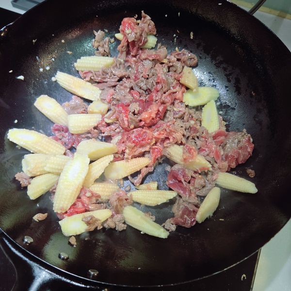 牛肉大約8分熟後加入玉米筍
