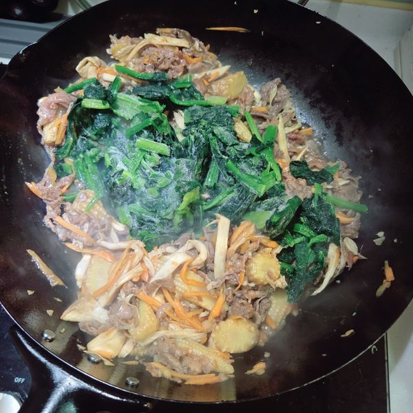 將調味料加入持續拌炒到入味，喜歡辣味可加一些韓國辣椒粉或拌進韓式辣醬