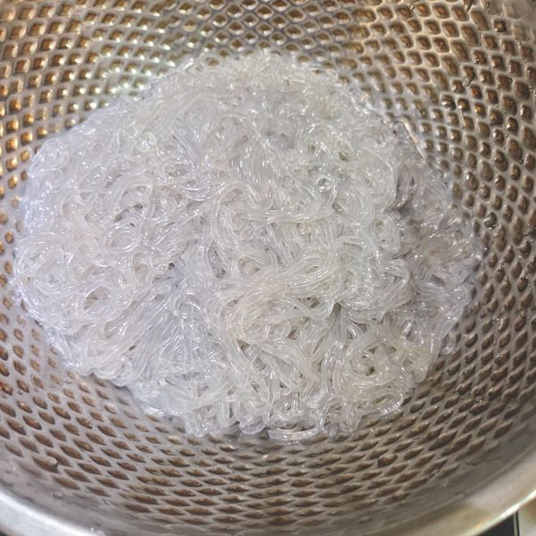 泡好的冬粉用滾水煮約3-5分鐘，試試Q度後起鍋沖冷水，淋上香油以免結團
