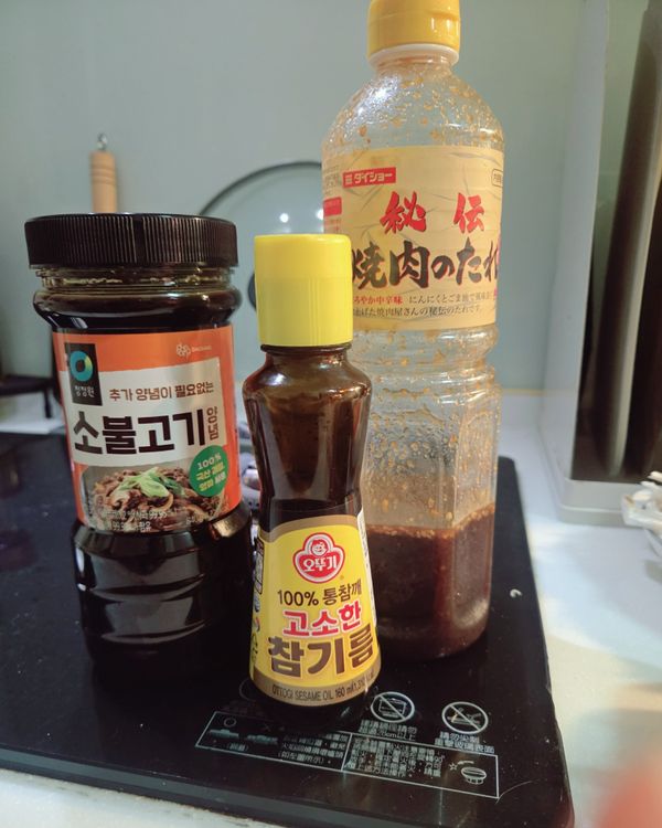 使用的調味料是這三瓶。
因為韓式烤肉醬有些微辣，怕小孩不吃所以綜合了日式燒肉醬（右），都能吃的話用韓式烤肉醬就可以了喔！