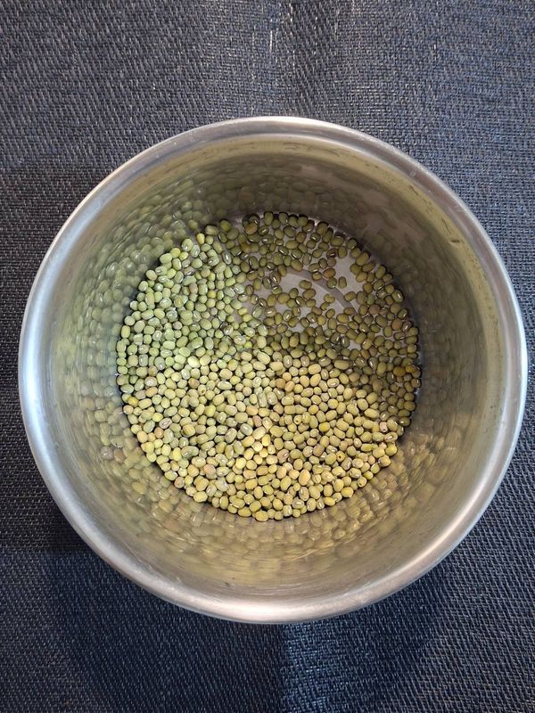 A.秤取半杯綠豆、半杯大麥仁(小薏仁、洋薏仁)