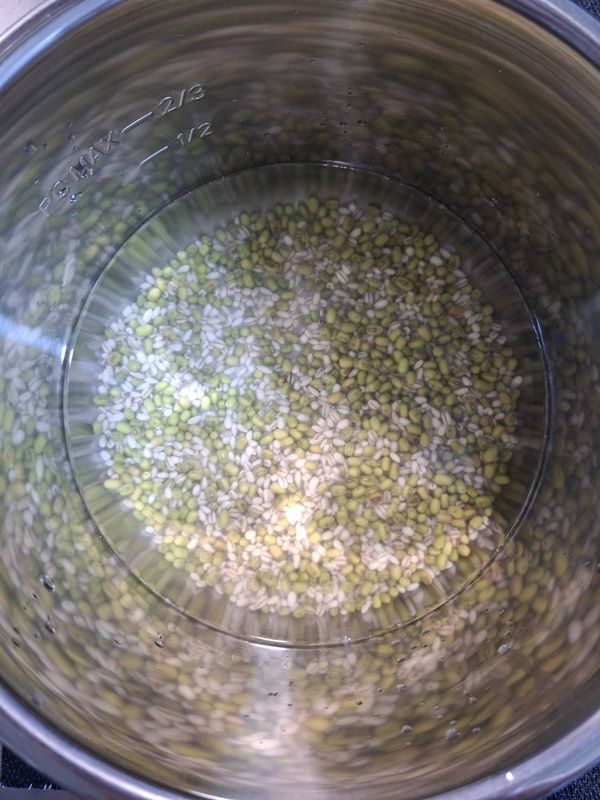 B.所有泡好的食材放入內鍋，加入冷水，水量不可超過MAX線