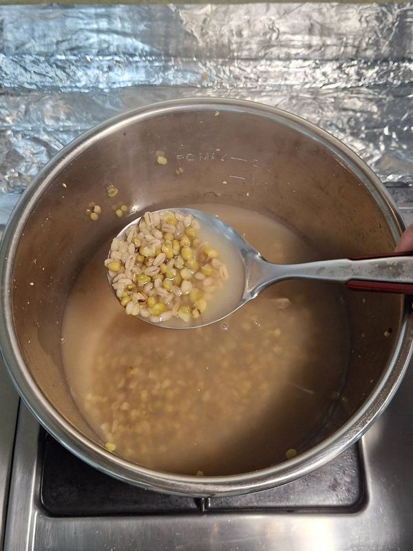 設定高壓模式15分鐘，洩壓完成取出內鍋，試吃綠豆是否煮透了