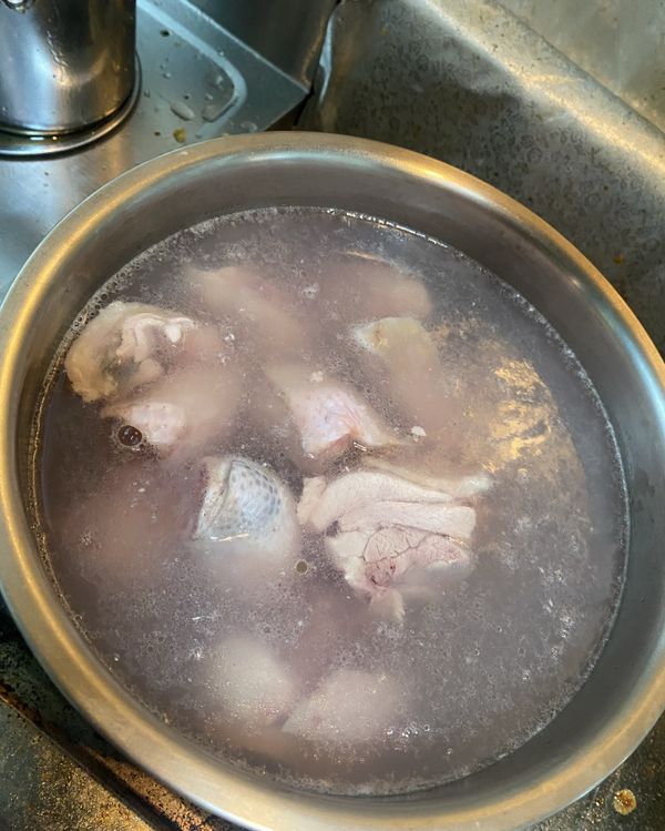 雞腿先燙過，撈起來放著