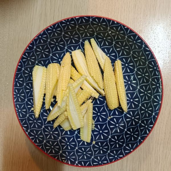 玉米筍清洗乾淨後斜切。杏鮑菇清洗乾淨後切成滾輪狀