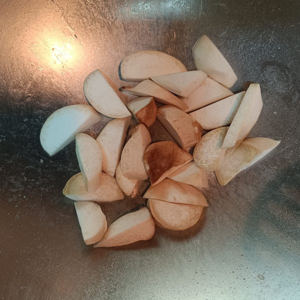 鍋中放入杏鮑菇，微乾煎