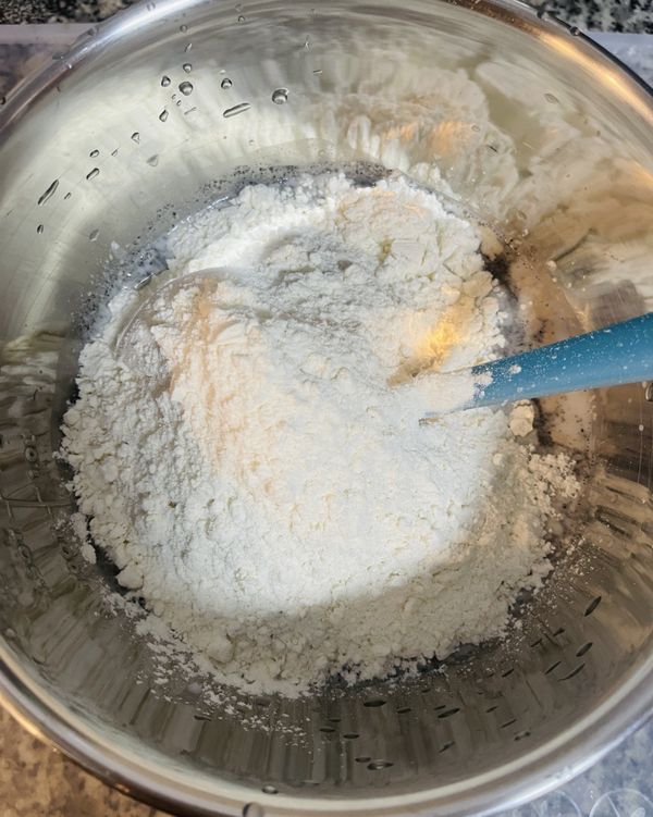 加入黑芝麻粉和高筋麵粉；