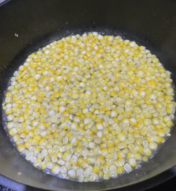 熱油鍋，加入玉米粒，炒出香甜氣味後，加適量清水，煮至玉米熟透。