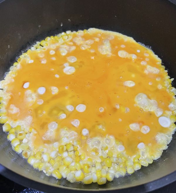 加入蛋液，稍微搖晃鍋子，使蛋液均勻。中小火煮至蛋液快凝固時，翻面。