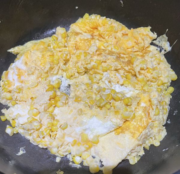 灑上些許鹽巴調味，翻炒均勻，關火，香噴噴的玉米炒蛋就完成了。