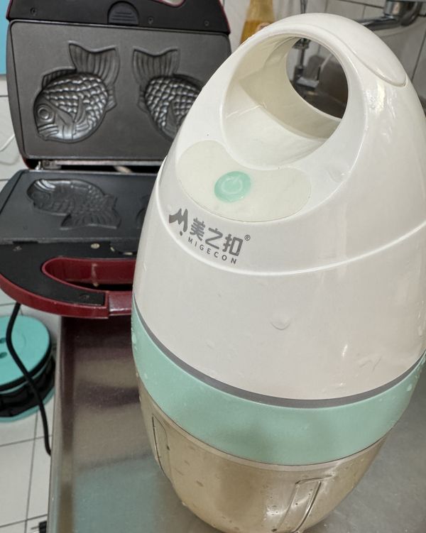 鬆餅機預熱並將所有食材放入打蛋器中攪拌均勻