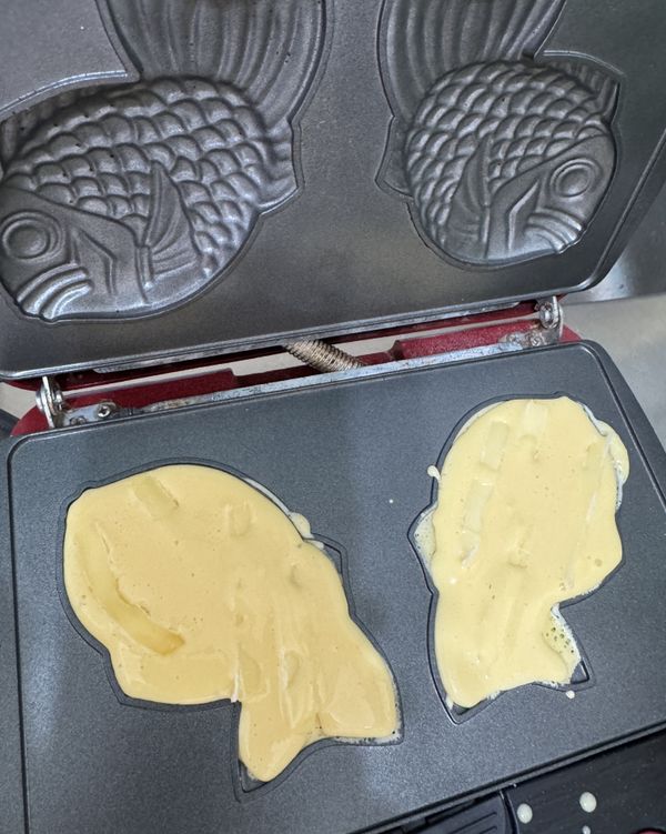將麵糊倒入鬆餅機模具中，加入起士條和淋上一點點麵糊，蓋上蓋子烤5分鐘
