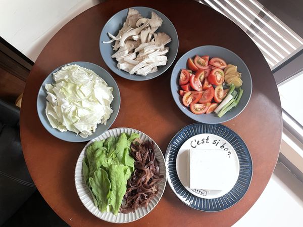 蔬菜洗淨，蕃茄切塊，木耳切絲，菇類切片，豆腐切小塊後稍微過水沖洗乾淨